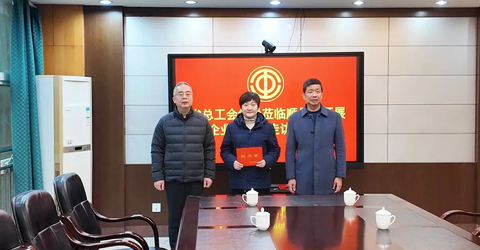 兩名女工患病，省上縣里都來(lái)慰問(wèn)一一虹潤(rùn)三重保障體系筑就員工幸福家